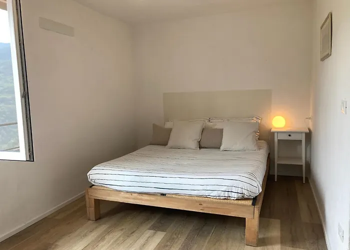 House In The Medieval Village Semesterbostad